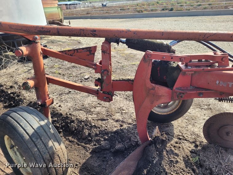 image for item DG3546 International 720  five bottom plow