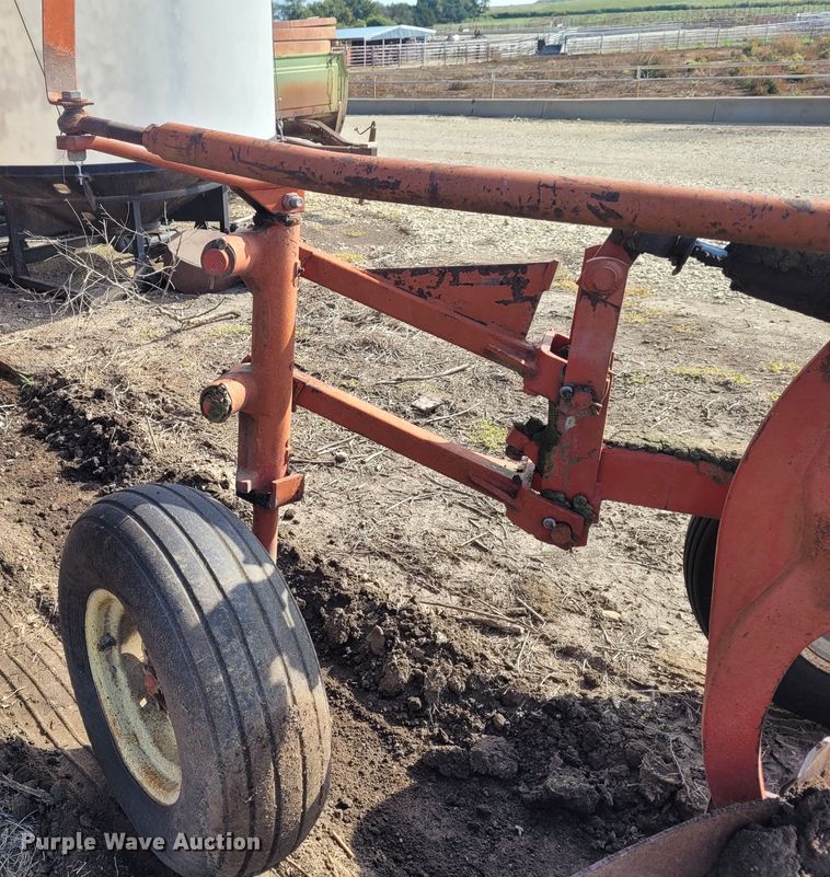 image for item DG3546 International 720  five bottom plow