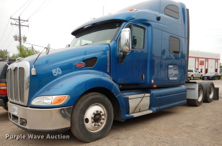 image for item AF9871 2010 Peterbilt 387  semi truck
