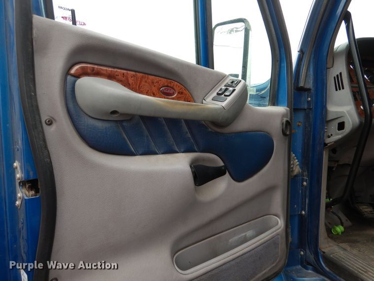 image for item AF9871 2010 Peterbilt 387  semi truck