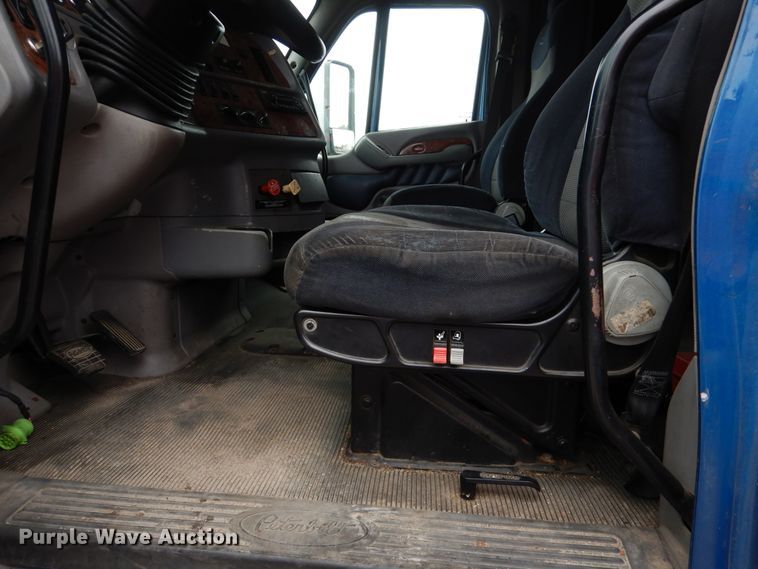 image for item AF9871 2010 Peterbilt 387  semi truck