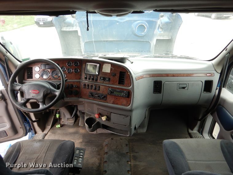 image for item AF9871 2010 Peterbilt 387  semi truck