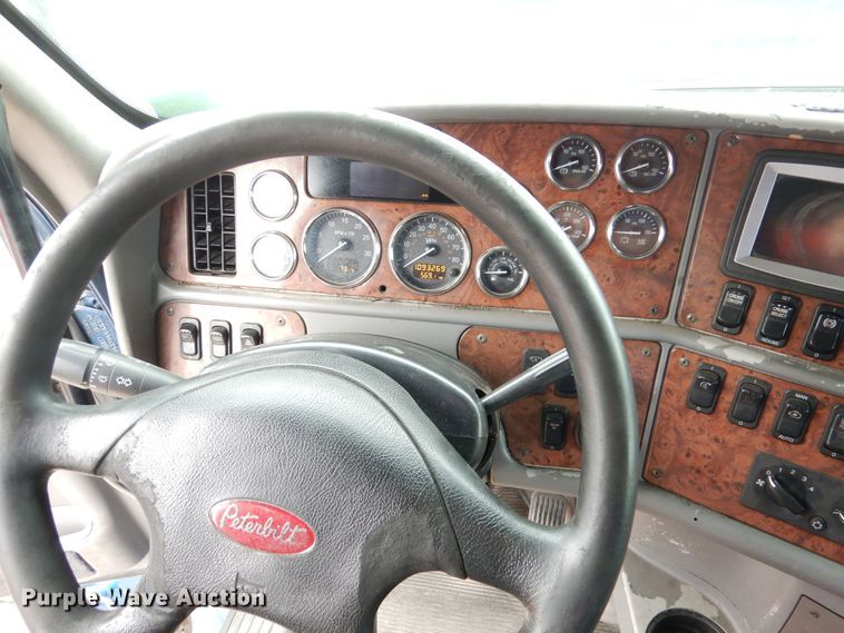 image for item AF9871 2010 Peterbilt 387  semi truck