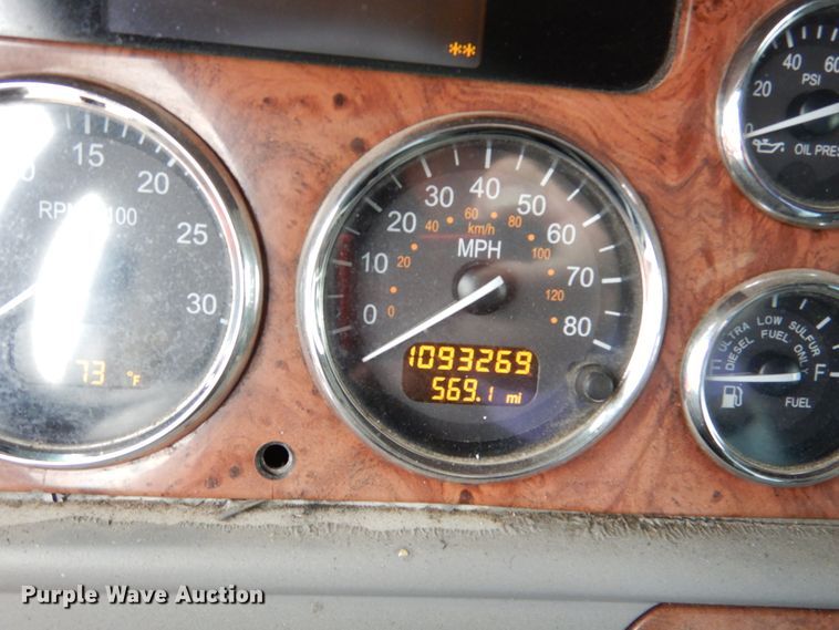 image for item AF9871 2010 Peterbilt 387  semi truck