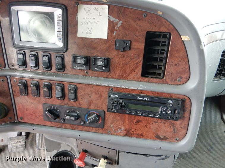 image for item AF9871 2010 Peterbilt 387  semi truck