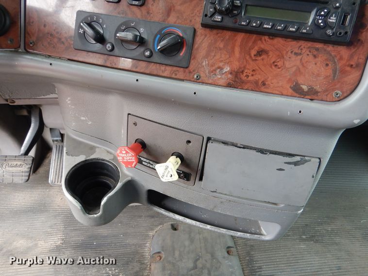 image for item AF9871 2010 Peterbilt 387  semi truck