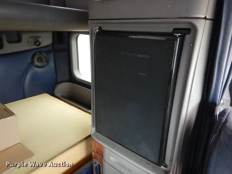 image for item AF9871 2010 Peterbilt 387  semi truck