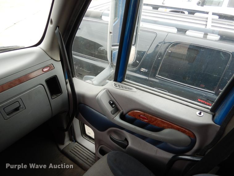 image for item AF9871 2010 Peterbilt 387  semi truck