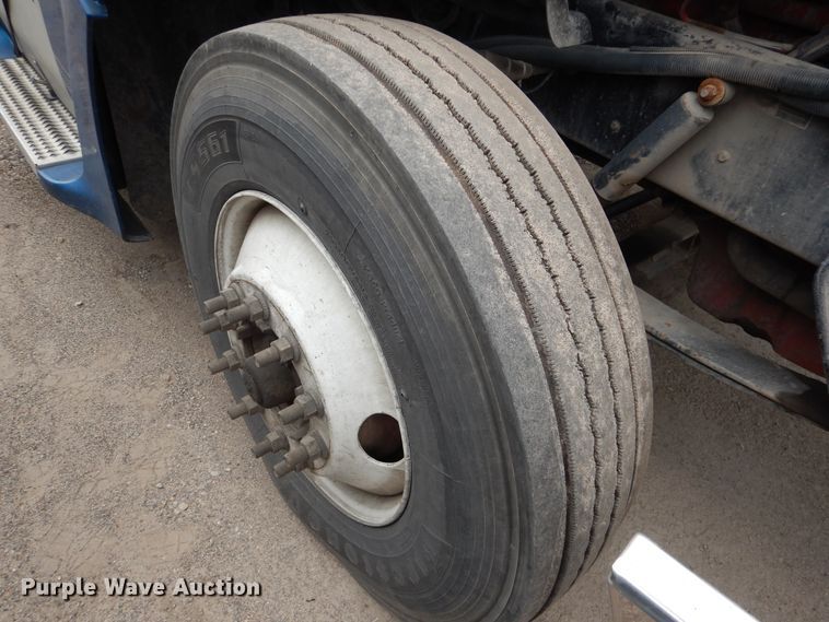 image for item AF9871 2010 Peterbilt 387  semi truck