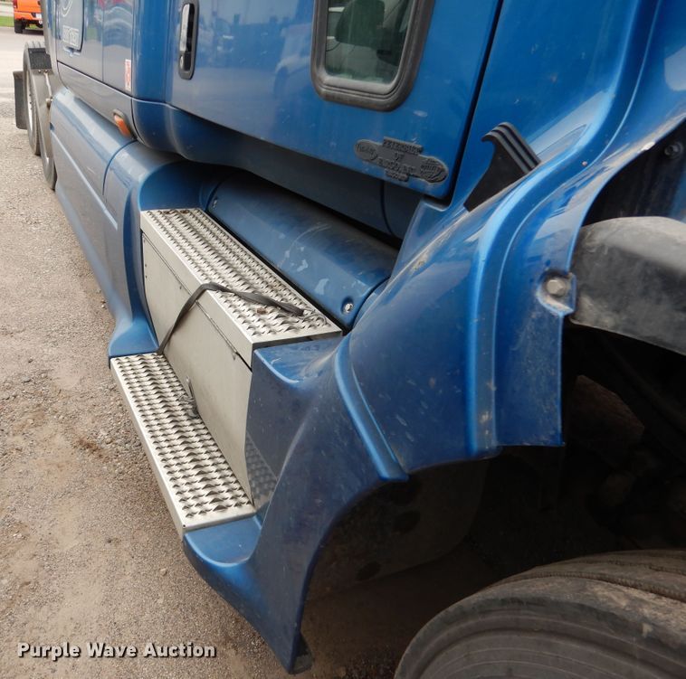 image for item AF9871 2010 Peterbilt 387  semi truck