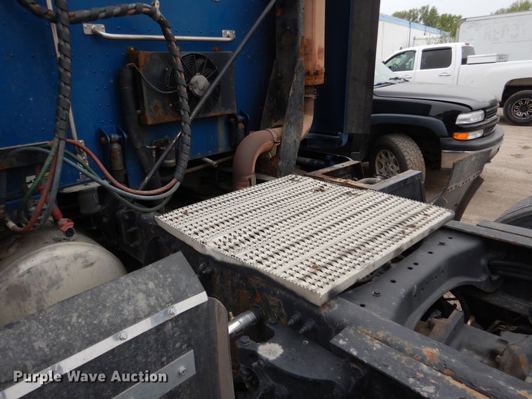 image for item AF9871 2010 Peterbilt 387  semi truck