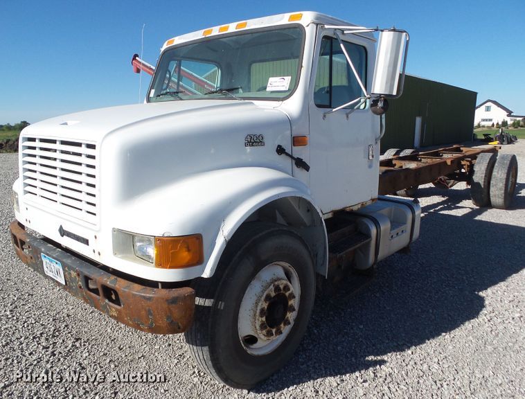 image for item DA7162 2001 International 4700  truck cab and chassis