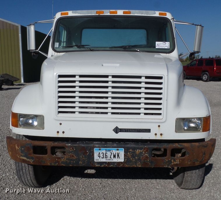 image for item DA7162 2001 International 4700  truck cab and chassis