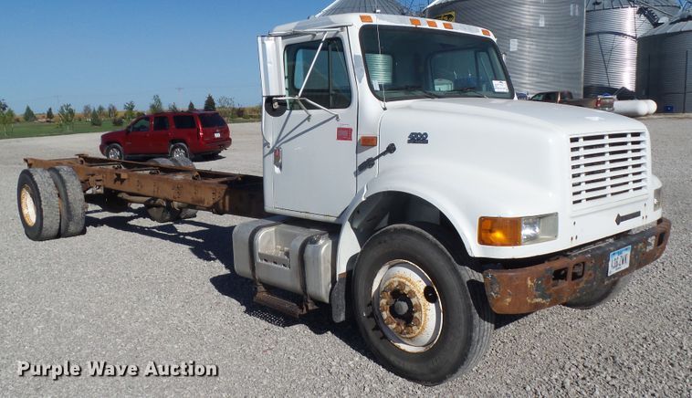 image for item DA7162 2001 International 4700  truck cab and chassis