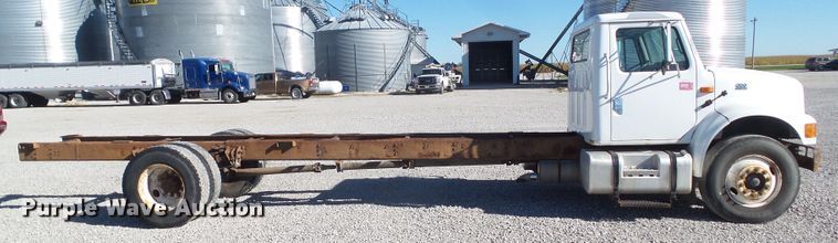 image for item DA7162 2001 International 4700  truck cab and chassis