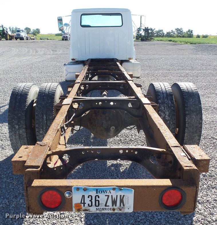 image for item DA7162 2001 International 4700  truck cab and chassis