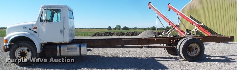 image for item DA7162 2001 International 4700  truck cab and chassis