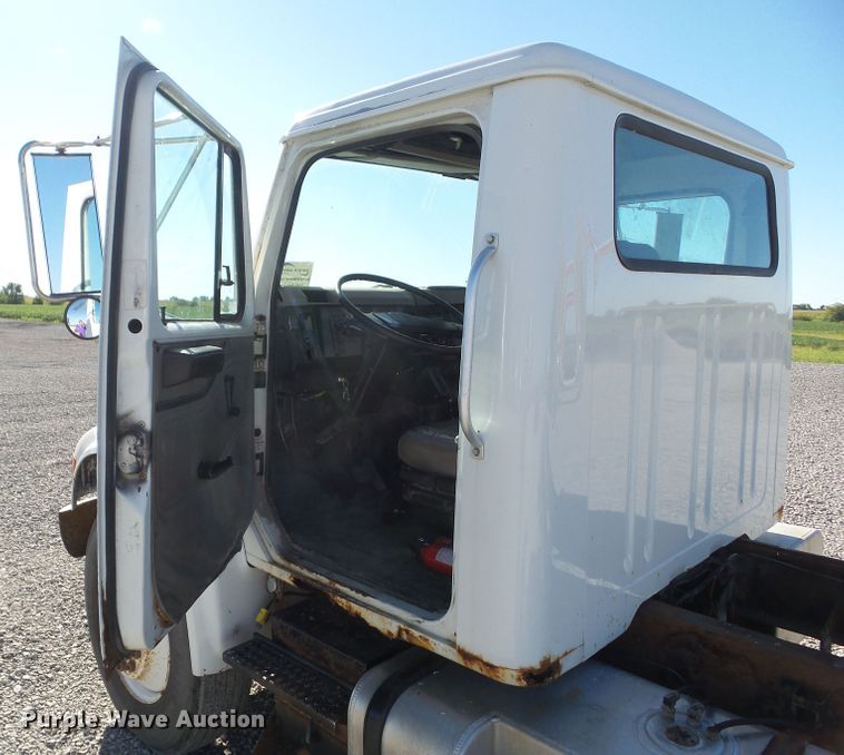 image for item DA7162 2001 International 4700  truck cab and chassis