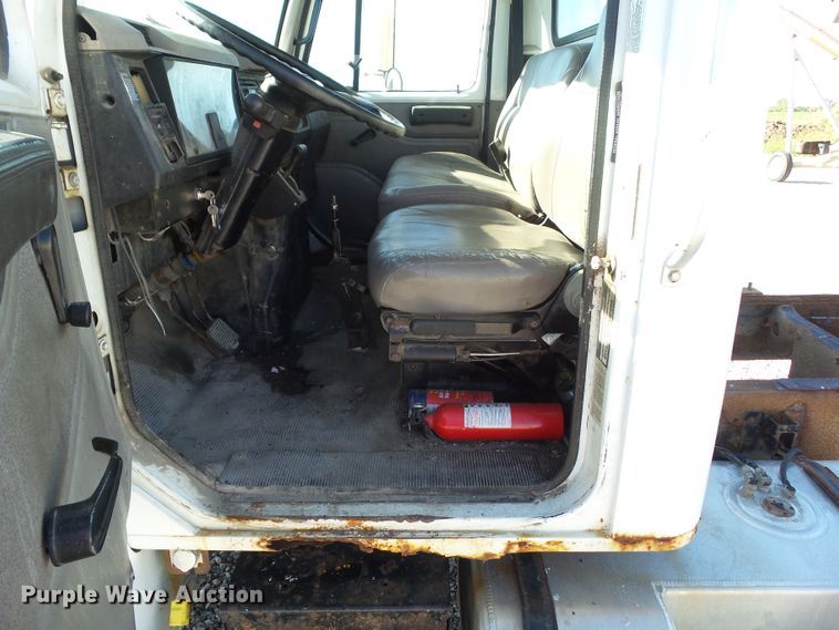 image for item DA7162 2001 International 4700  truck cab and chassis