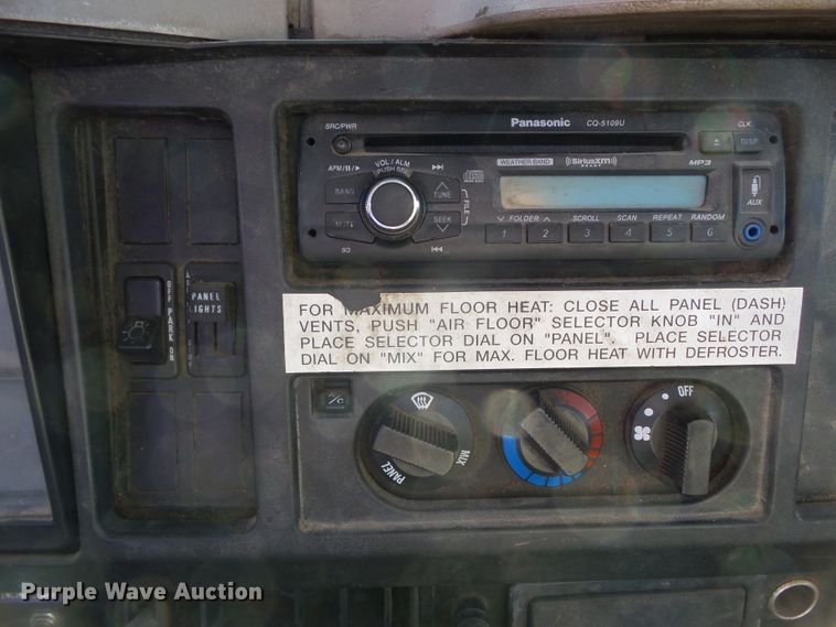 image for item DA7162 2001 International 4700  truck cab and chassis