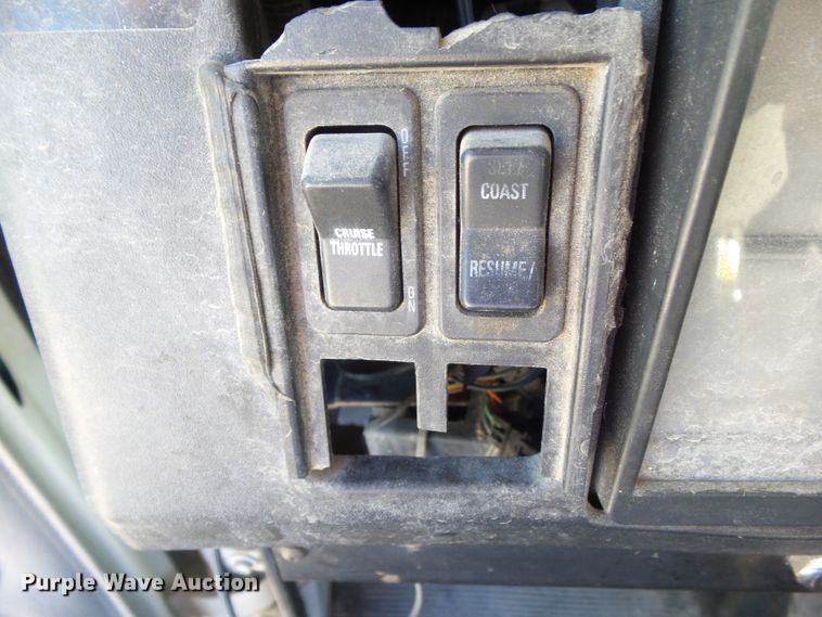 image for item DA7162 2001 International 4700  truck cab and chassis