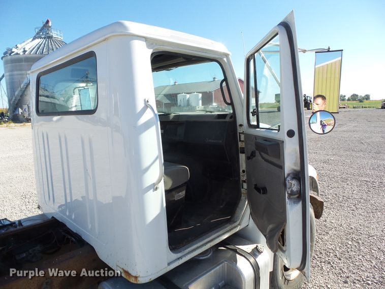 image for item DA7162 2001 International 4700  truck cab and chassis