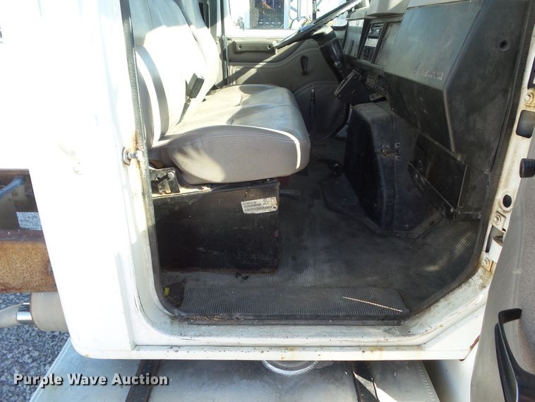 image for item DA7162 2001 International 4700  truck cab and chassis