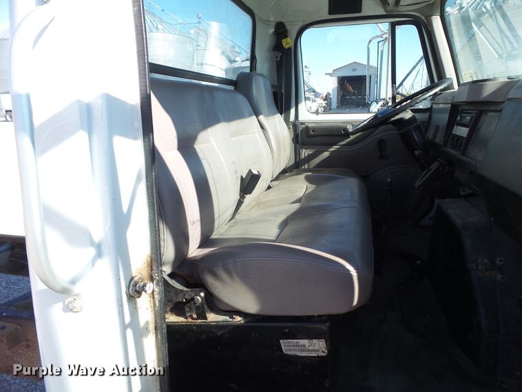 image for item DA7162 2001 International 4700  truck cab and chassis