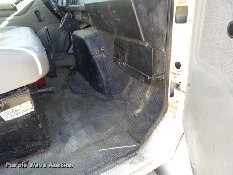 image for item DA7162 2001 International 4700  truck cab and chassis