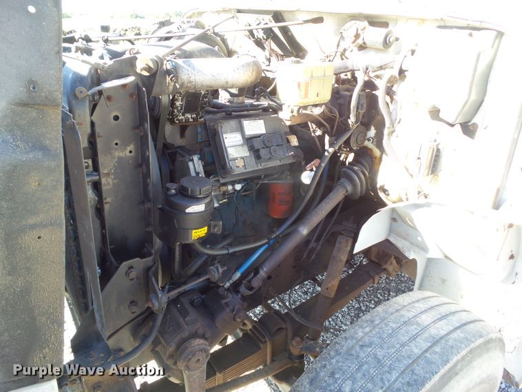 image for item DA7162 2001 International 4700  truck cab and chassis