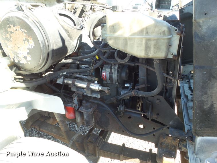 image for item DA7162 2001 International 4700  truck cab and chassis