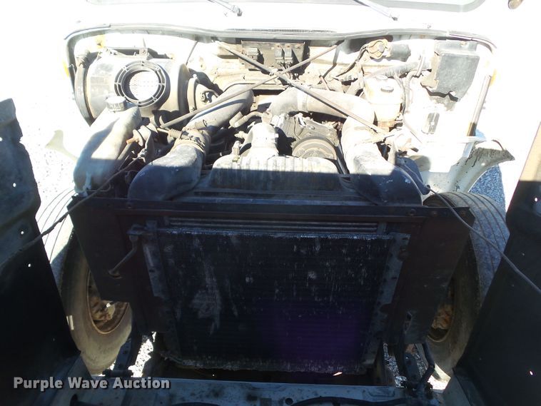 image for item DA7162 2001 International 4700  truck cab and chassis