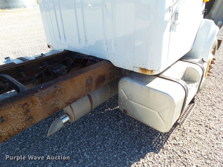 image for item DA7162 2001 International 4700  truck cab and chassis