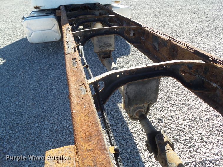 image for item DA7162 2001 International 4700  truck cab and chassis