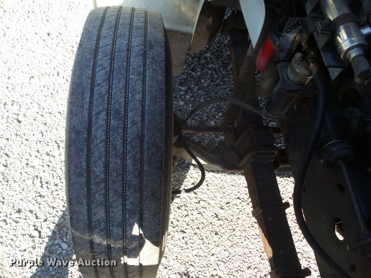 image for item DA7162 2001 International 4700  truck cab and chassis