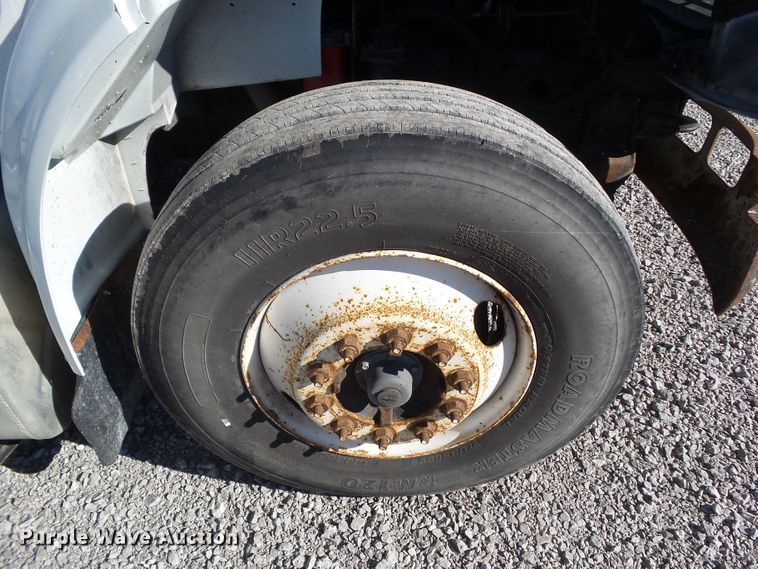 image for item DA7162 2001 International 4700  truck cab and chassis