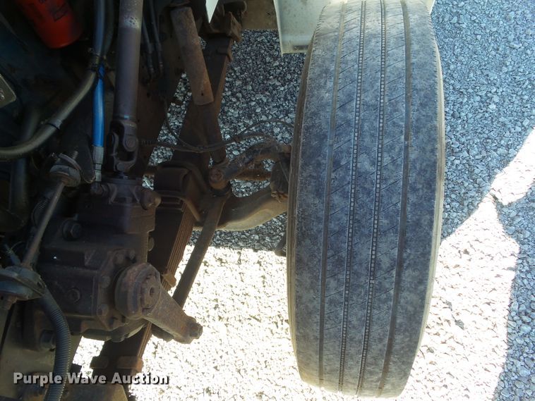 image for item DA7162 2001 International 4700  truck cab and chassis