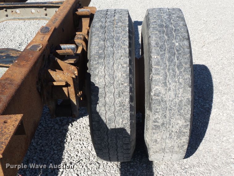 image for item DA7162 2001 International 4700  truck cab and chassis