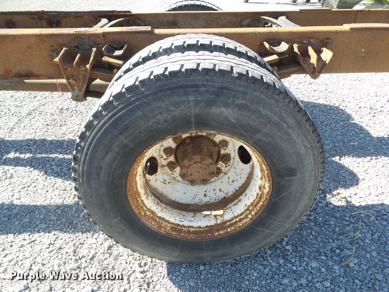 image for item DA7162 2001 International 4700  truck cab and chassis