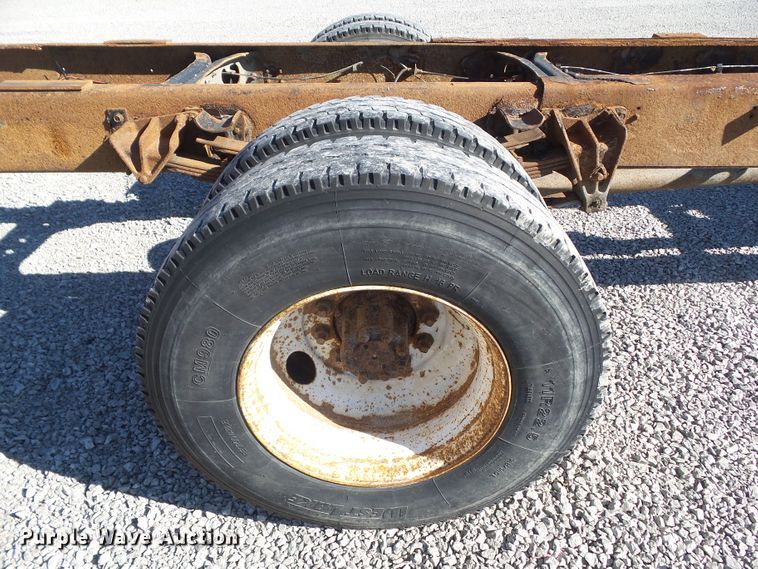 image for item DA7162 2001 International 4700  truck cab and chassis