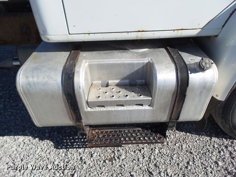 image for item DA7162 2001 International 4700  truck cab and chassis