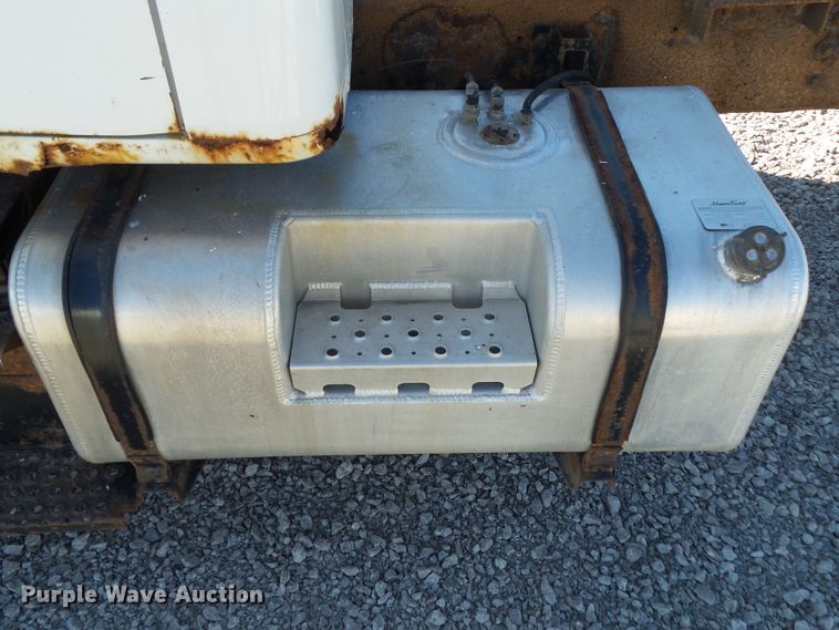 image for item DA7162 2001 International 4700  truck cab and chassis