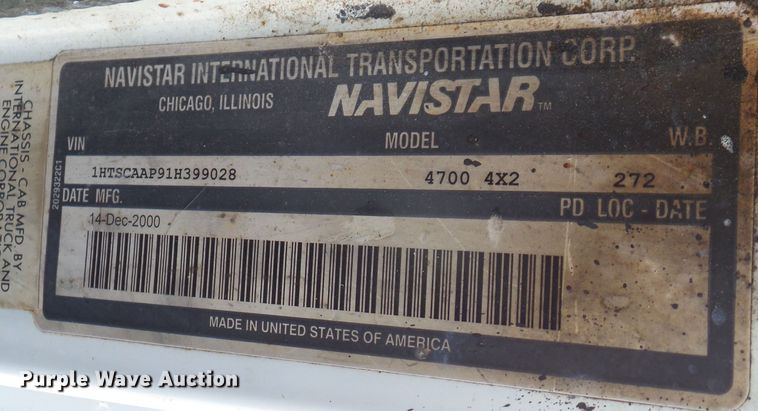 image for item DA7162 2001 International 4700  truck cab and chassis