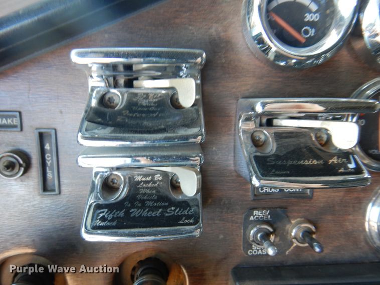 image for item DI5739 1997 Freightliner Classic XL FLD120  semi truck