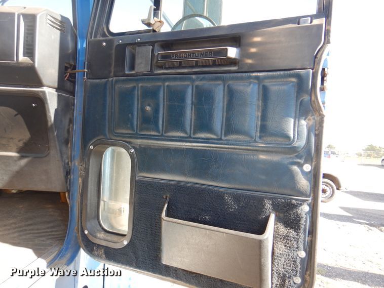 image for item DI5739 1997 Freightliner Classic XL FLD120  semi truck