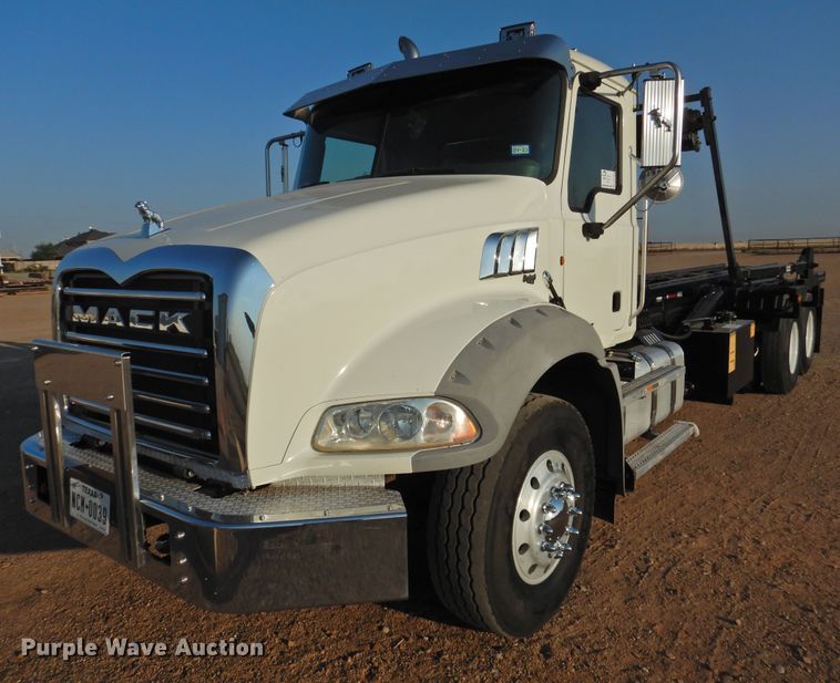 image for item DK2464 2013 Mack GU813  roll-off container truck
