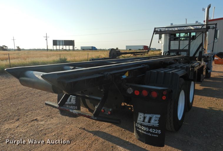 image for item DK2464 2013 Mack GU813  roll-off container truck