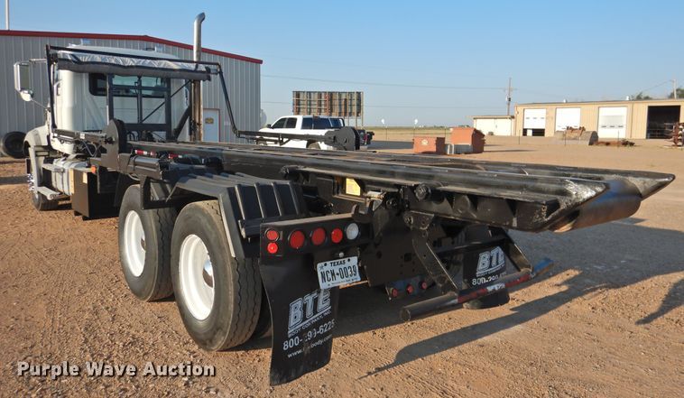 image for item DK2464 2013 Mack GU813  roll-off container truck