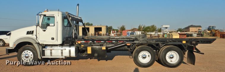 image for item DK2464 2013 Mack GU813  roll-off container truck