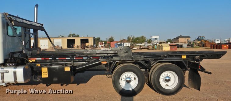 image for item DK2464 2013 Mack GU813  roll-off container truck